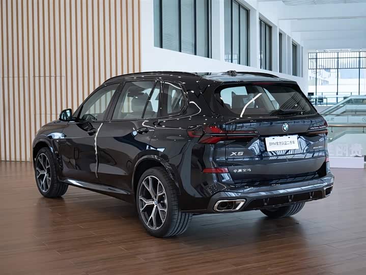 BMW X5 2025 2025款 xDrive 30Li 尊享型M运动曜夜套装