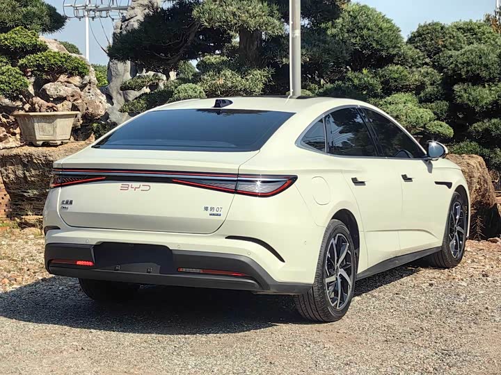 BYD Seal 07 DM-i Hybrid 2026 2026款 DM-i 1.5T 230km 尊荣型