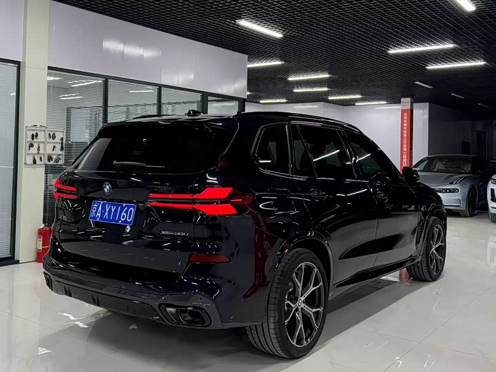 BMW X5 2025 2025款 xDrive 30Li 尊享型M运动曜夜套装