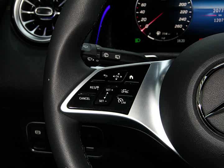 Mercedes-Benz GLB-Class 2025 2025款 GLB 220 时尚型