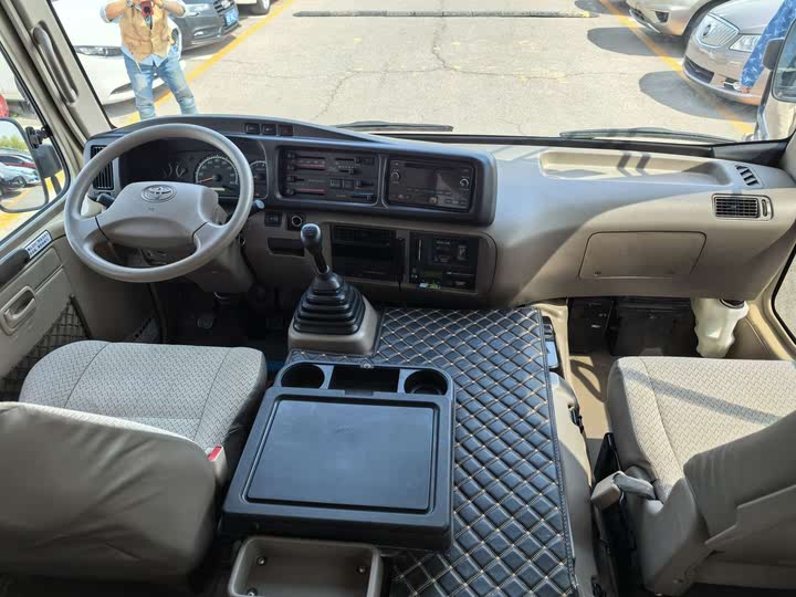 Toyota Coaster 2019 2019款 4.0L豪华车GRB53L-ZEMNK 23座扶手9GR