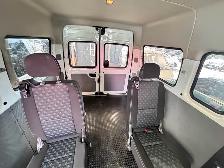 Maxus V80 2023 2023款 2.0T 手动经典傲运通长轴中顶6/7/8/9座