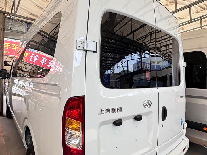 Maxus V80 2023 2023款 2.0T 手动经典傲运通长轴中顶6/7/8/9座