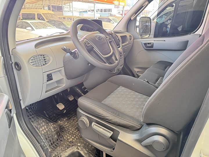 Maxus V80 2023 2023款 2.0T 手动经典傲运通长轴中顶6/7/8/9座