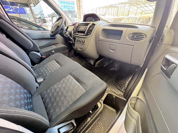 Maxus V80 2023 2023款 2.0T 手动经典傲运通长轴中顶6/7/8/9座