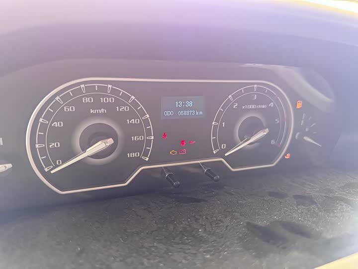 Maxus V80 2023 2023款 2.0T 手动经典傲运通长轴中顶6/7/8/9座