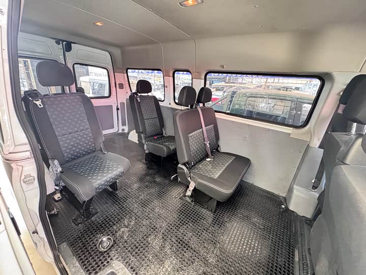 Maxus V80 2023 2023款 2.0T 手动经典傲运通长轴中顶6/7/8/9座