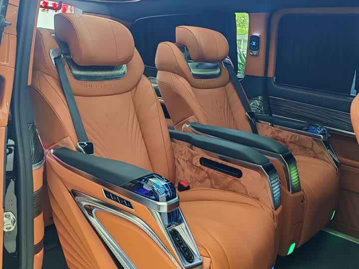 Mercedes-Benz V-Class 2024 2024款 V 300 L 长轴距豪华版