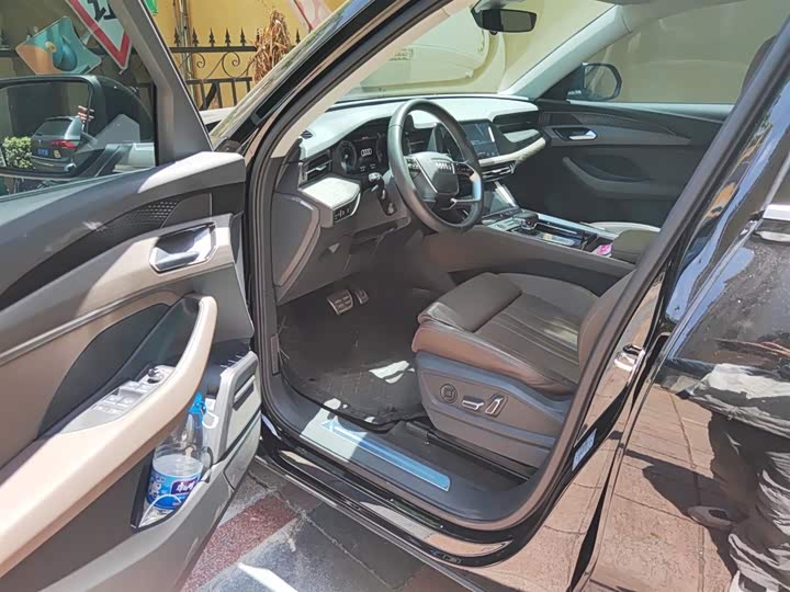 Audi Q6 2024 2024款 45 TFSI quattro 齐云型 羽林套装 7座