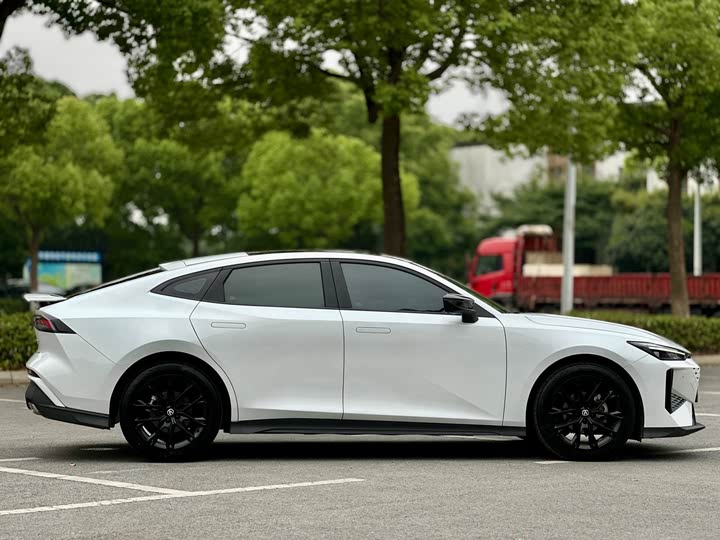 Changan UNI-V 2024 2024款 1.5T 尊贵型