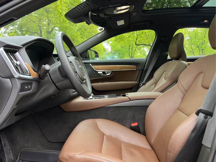 Volvo S90 Hybrid 2024 2024款 插电式混动 四驱长续航智逸豪华版