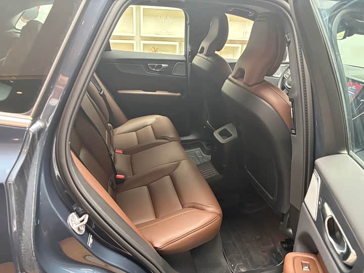 Volvo XC60 Hybrid 2025 2025款 插电式混动 长续航四驱智雅豪华版