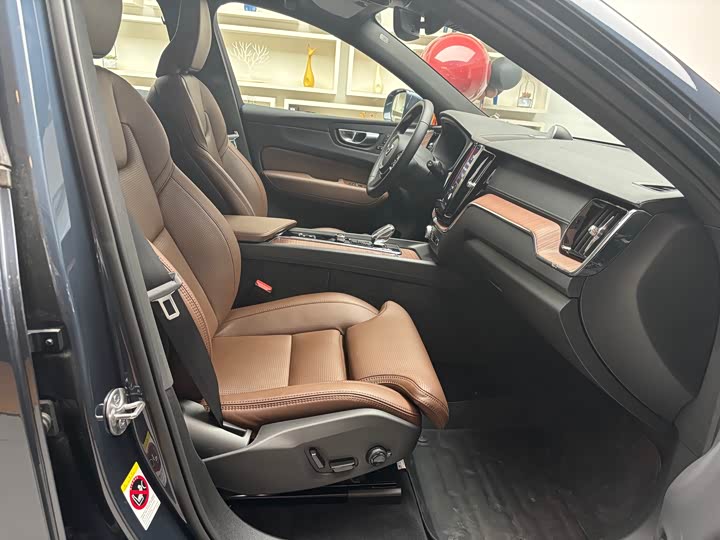 Volvo XC60 Hybrid 2025 2025款 插电式混动 长续航四驱智雅豪华版