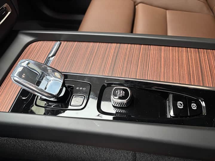 Volvo XC60 Hybrid 2025 2025款 插电式混动 长续航四驱智雅豪华版