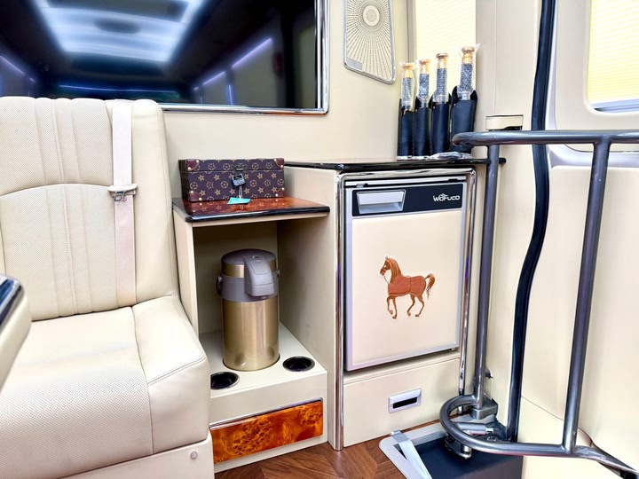 Hongqi Guoyue 2024 2024款 3.0T 旗舰版 17座