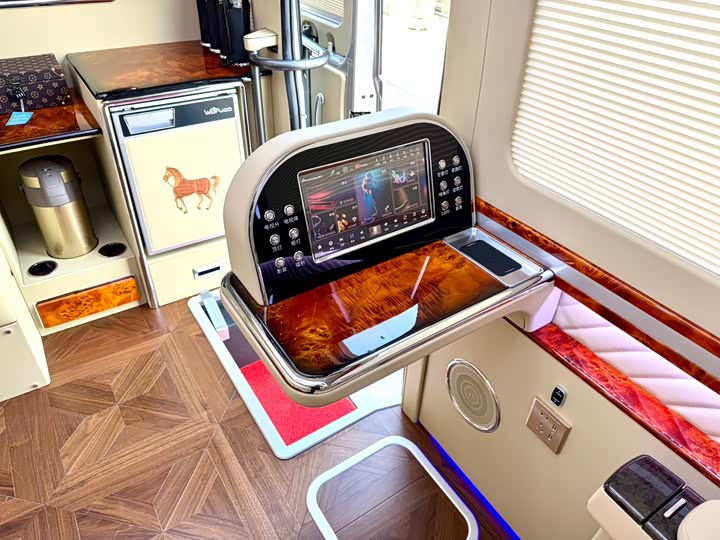 Hongqi Guoyue 2024 2024款 3.0T 旗舰版 17座