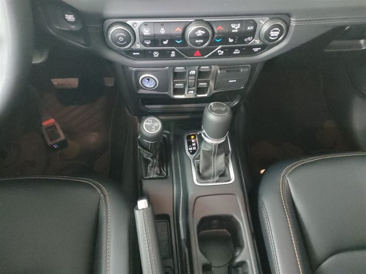 Jeep Wrangler 2024 2024款 2.0T 撒哈拉四门版