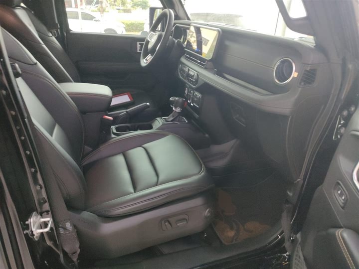 Jeep Wrangler 2024 2024款 2.0T 撒哈拉四门版