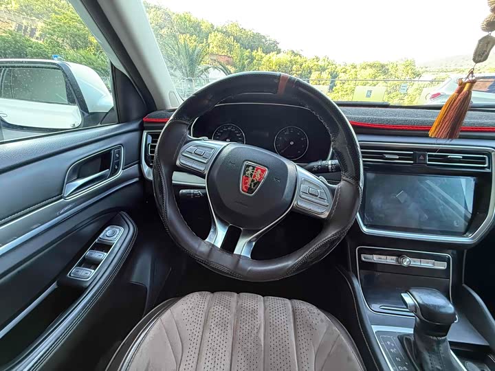 Roewe RX8 2019 2019款 30T 两驱超群旗舰版