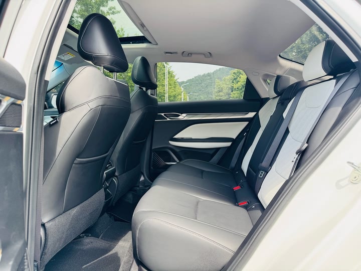 Geely Emgrand L 2022 2022款 1.4T CVT尊贵型